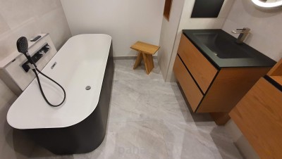 Baignoire Villeroy et Boch en Quaryl® noir et le plan vasque noir